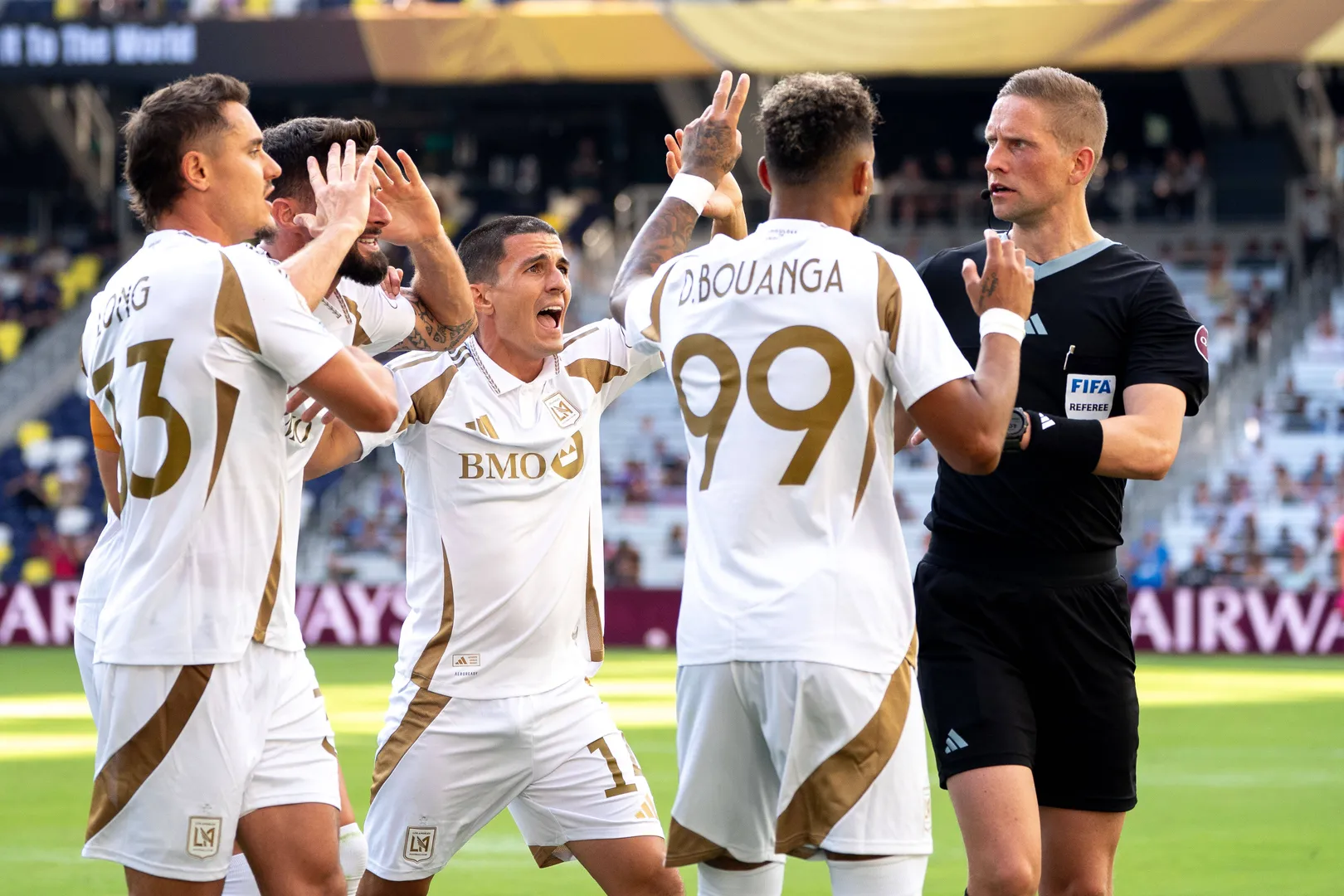 Jogadores do Los Angeles FC reclamam com &aacute;rbitro