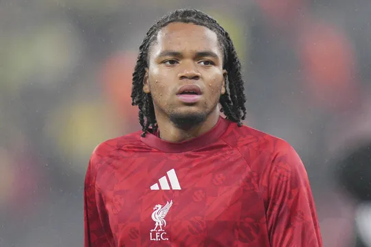 Joia de 18 anos carrega virada her&oacute;ica do Liverpool sobre o Villarreal ap&oacute;s erro de van Dijk
