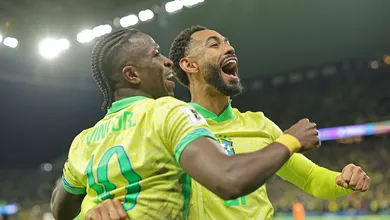 Mudan&ccedil;as de Ancelotti funcionam e Brasil conquista bem mais do que a vaga na Copa