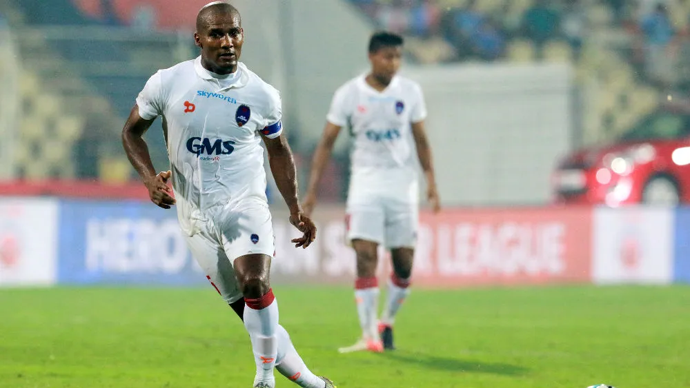 Malouda bateu um p&ecirc;nalti muito alto na &Iacute;ndia. Muito alto mesmo