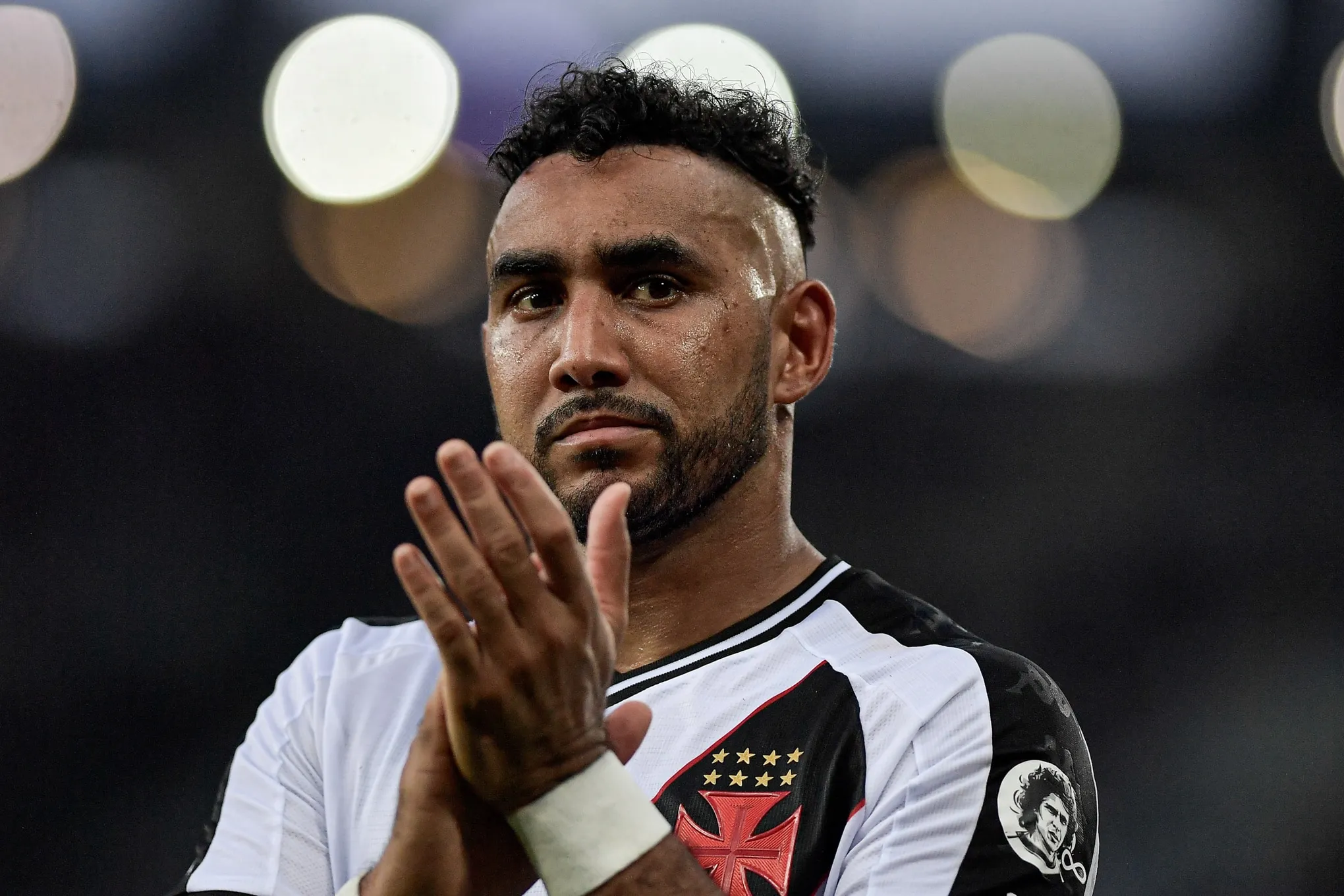 Payet treina com o elenco e, enfim, pode voltar de vez ao time do Vasco