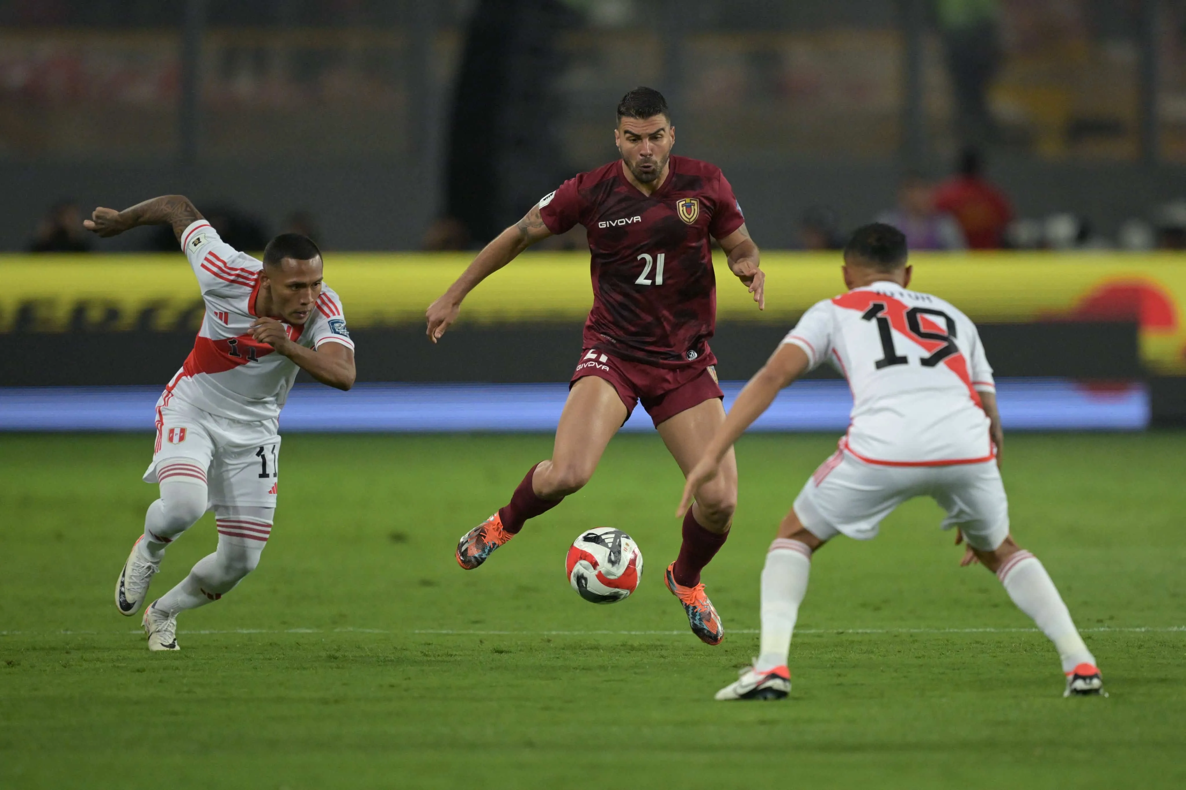 Peru (finalmente) acha futebol nas Eliminat&oacute;rias, mas cede empate para a embalada Venezuela