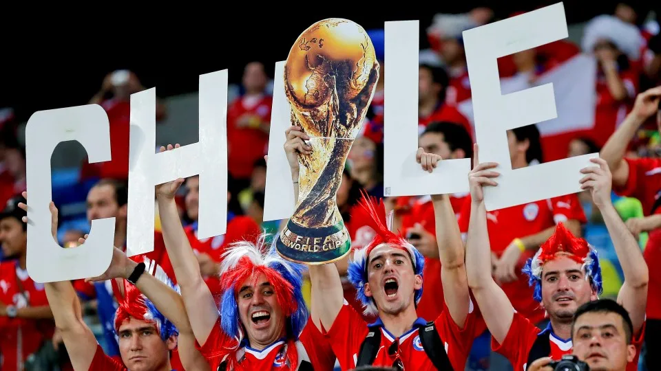 O espet&aacute;culo da torcida chilena mostrou: n&atilde;o s&atilde;o s&oacute; os brasileiros que est&atilde;o em casa nesta Copa