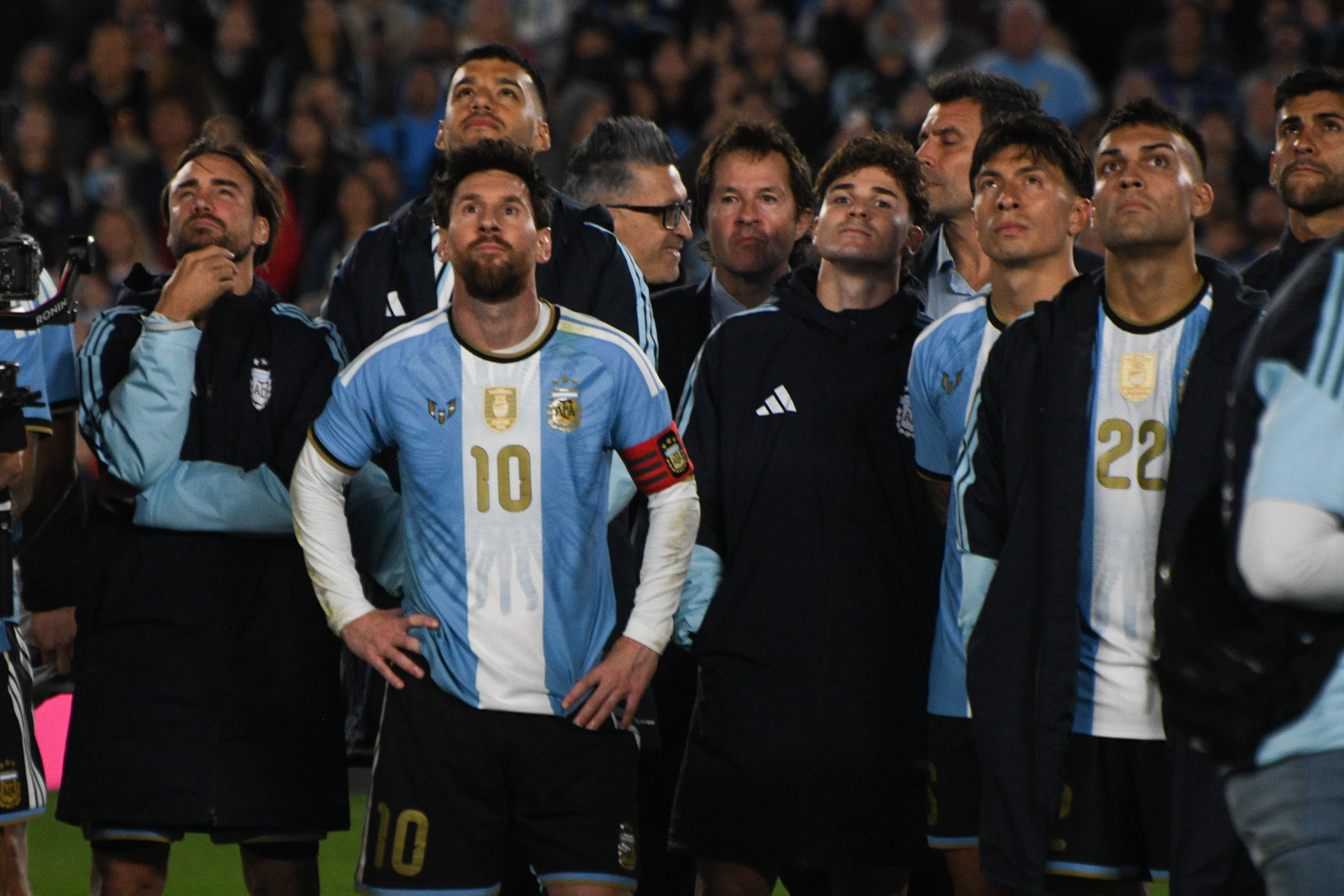 Messi e elenco aguardam homenagem em despedida do craque da seleção argentina