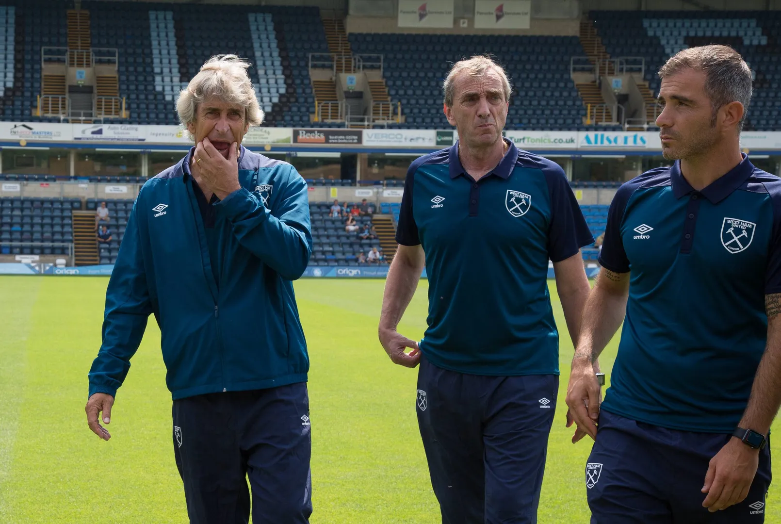 Pellegrini, &agrave; esquerda, e um cabeludo Maresca, &agrave; direita, no West Ham
