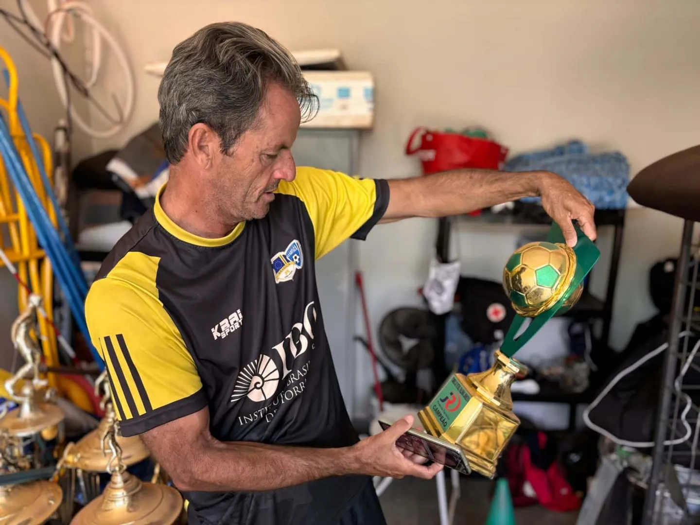 &Eacute;cio Antunes, com um trof&eacute;u conquistado por Endrick no Bras&iacute;lia Academia