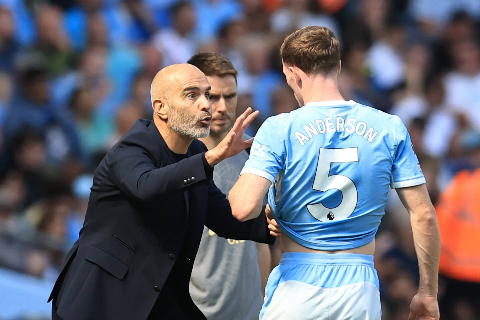 Maresca conversa com Elliot Anderson no Manchester City