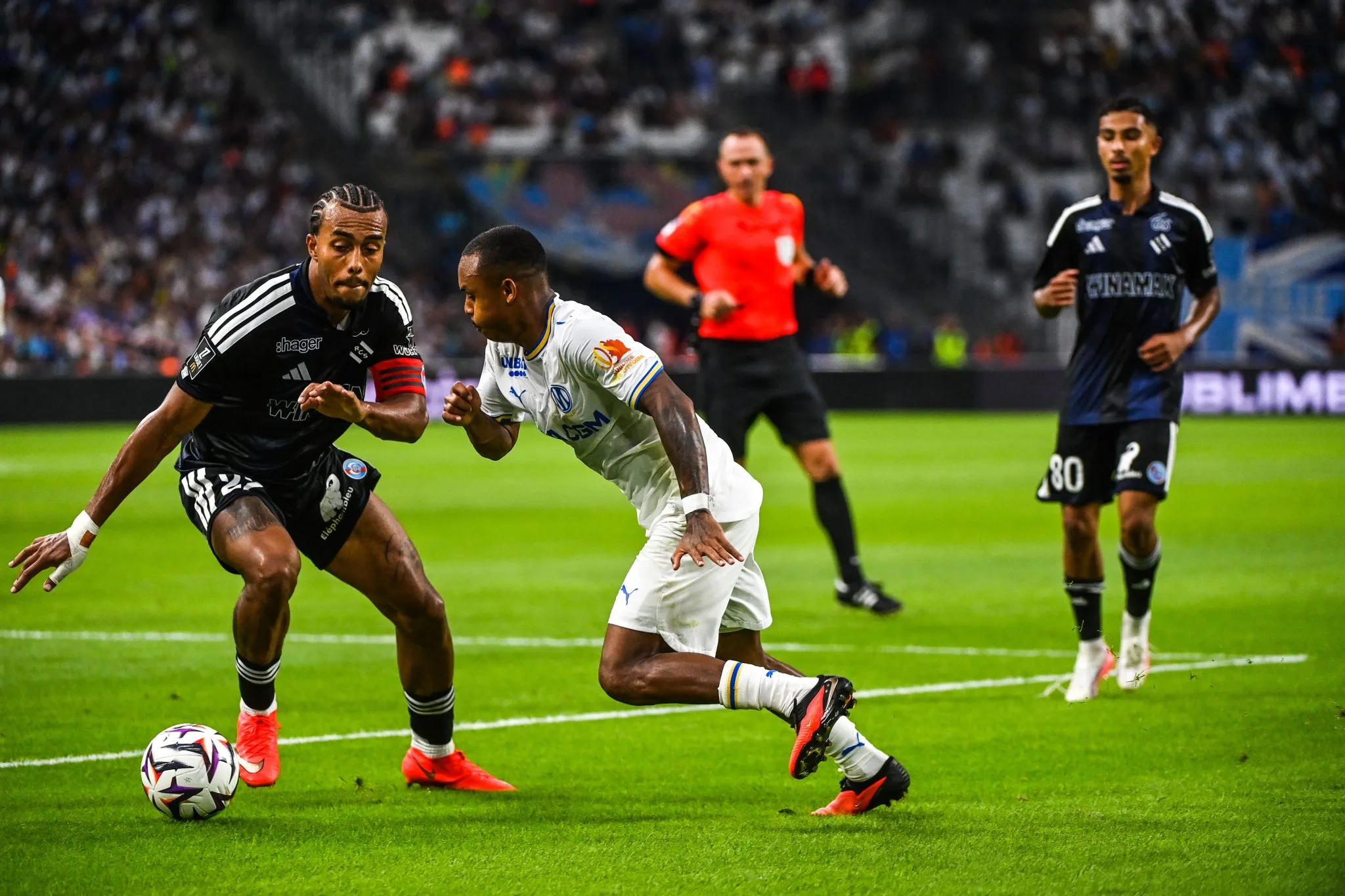Igor Paix&atilde;o parte para cima de Dou&eacute; em Olympique de Marseille x Strasbourg