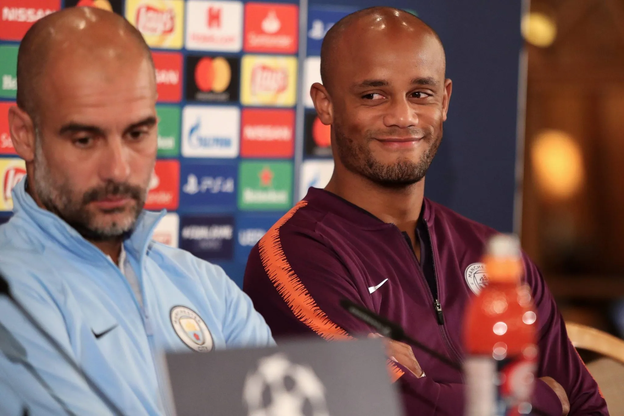 Pep Guardiola e Vincent Kompany, na &eacute;poca do Manchester City (Foto: IMAGO / foto2press)
