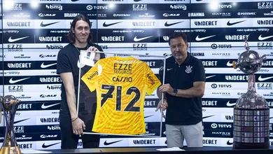 Adeus de C&aacute;ssio a funcion&aacute;rios do Corinthians teve fila para fotos e at&eacute; choro no CT