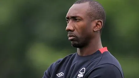 Hasselbaink est&aacute; de volta, mas desta vez como t&eacute;cnico