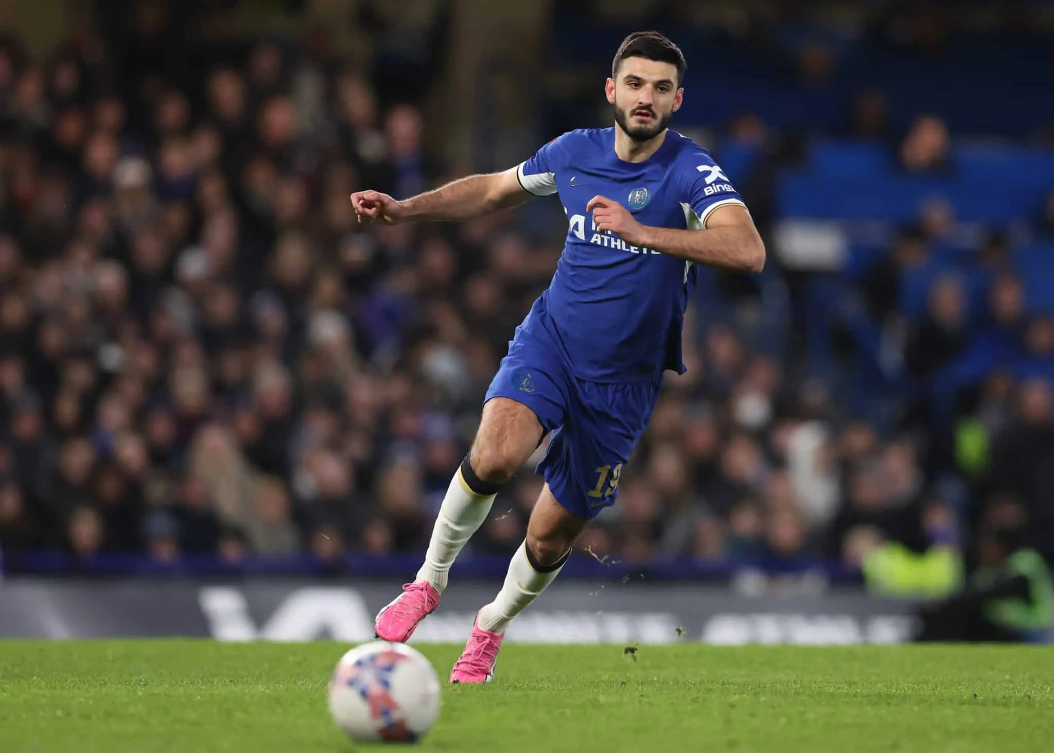 Chelsea se livrou de uma bucha, mas Broja pode ser &uacute;til ao Fulham