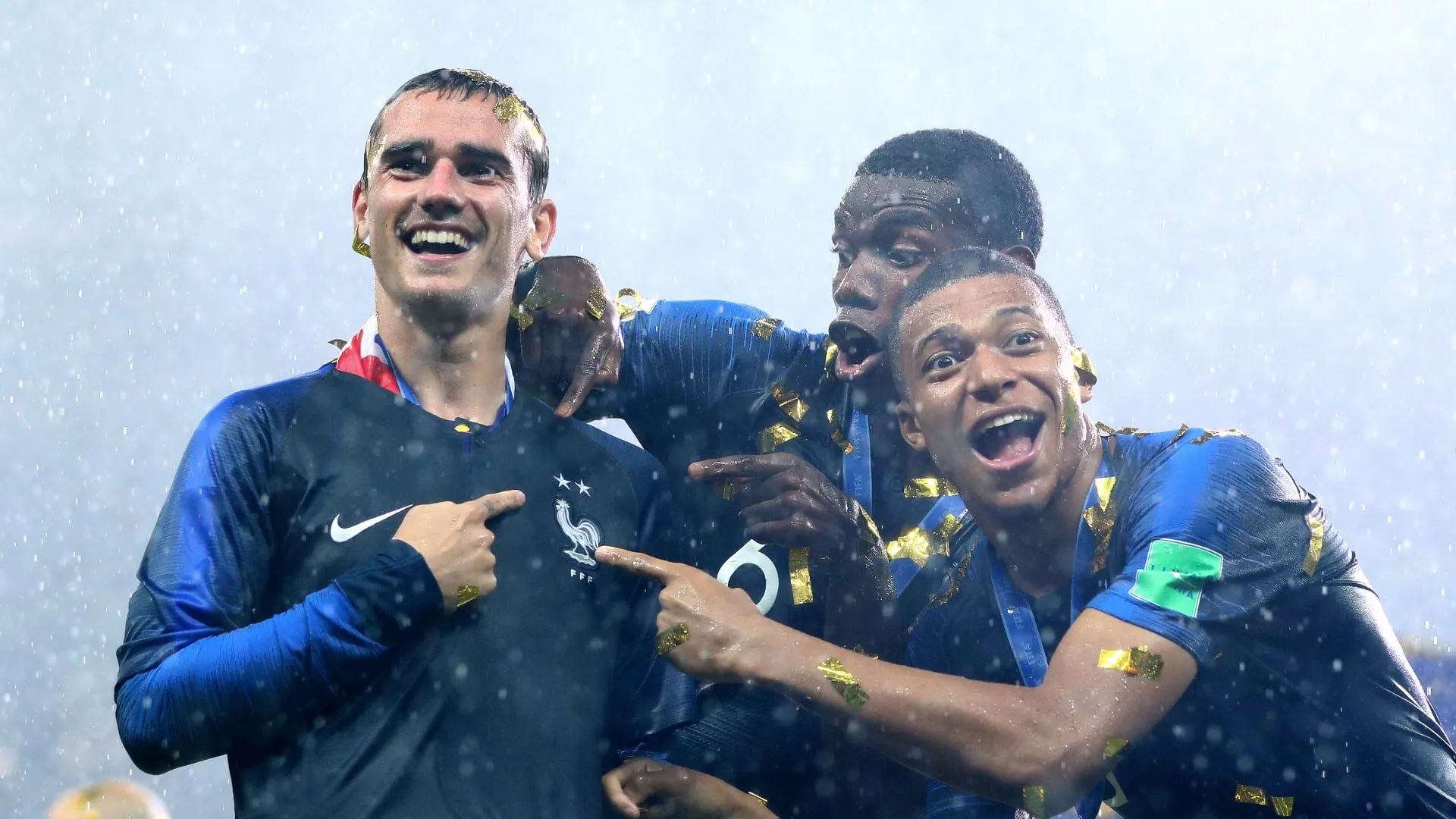 Griezmann aponta a segunda estrela na camisa da Fran&ccedil;a, ao lado de Mbapp&eacute; e Pogba (Getty Images)