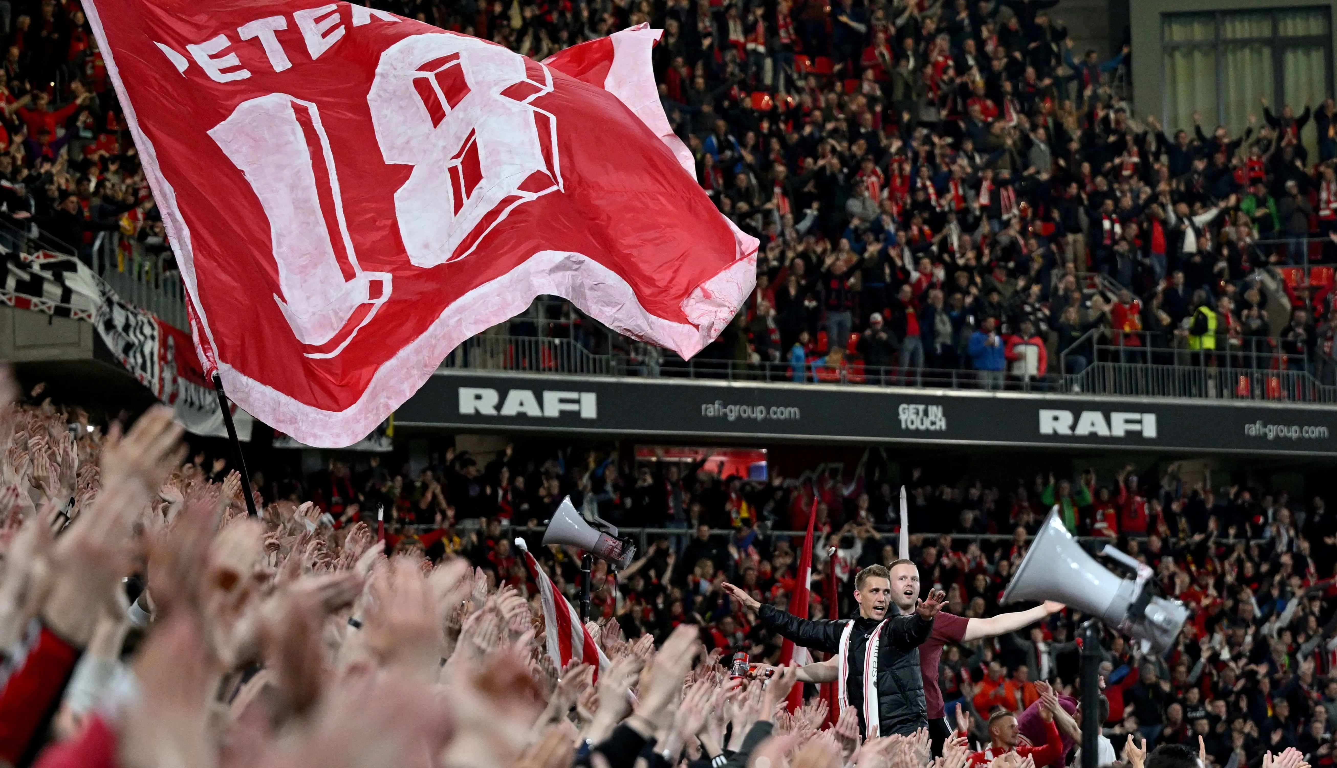 Prestes a se aposentar, Nils Petersen teve a despedida perfeita da torcida do Freiburg: com gol e emotivos tributos