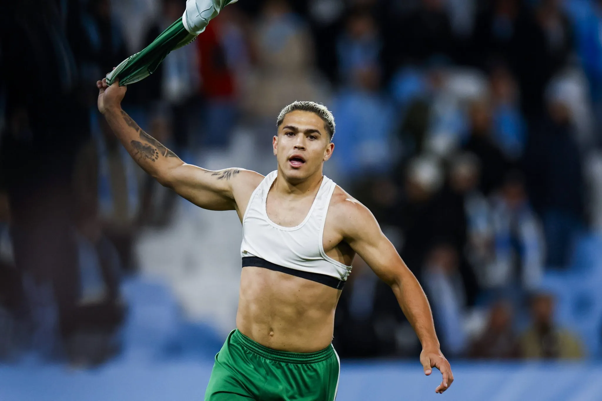 Ex-Inter e Bahia, brasileiro sofre p&ecirc;naltis e &eacute; destaque em vit&oacute;ria de azar&atilde;o na Europa League