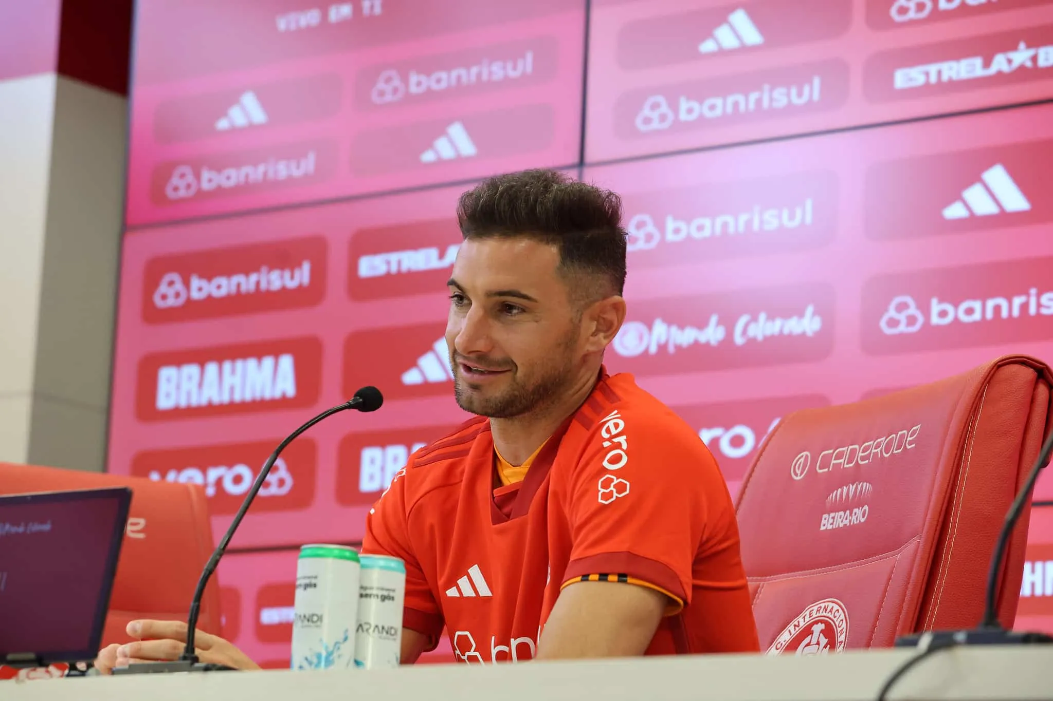 Um motivado e recuperado Lucas Alario foi apresentado pelo Internacional