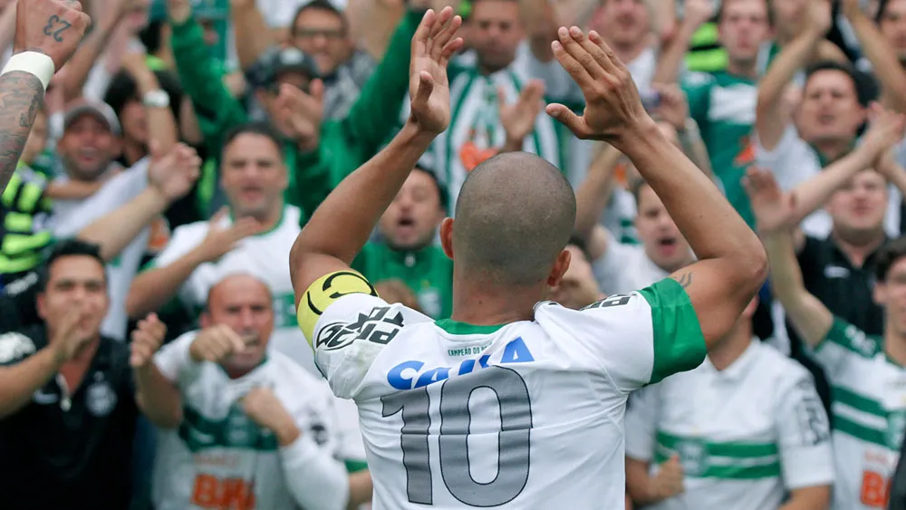Alex marcou o segundo gol do Coxa, que depende s&oacute; de si para escapar do rebaixamento (Foto: Coritiba.com.br)