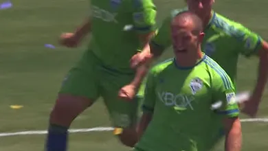 Jogador do Seattle abre o placar em um minuto, machuca-se na comemora&ccedil;&atilde;o e sai substitu&iacute;do
