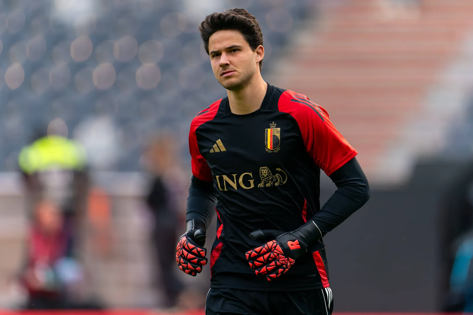 Senne Lammens durante aquecimento na sele&ccedil;&atilde;o belga