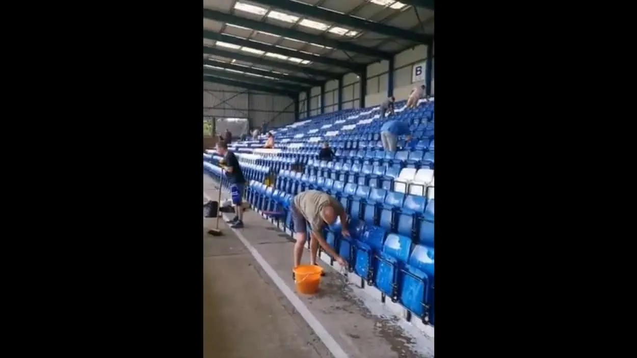 Com futuro do clube indefinido, torcedores do Bury limpam est&aacute;dio para jogo no fim de semana