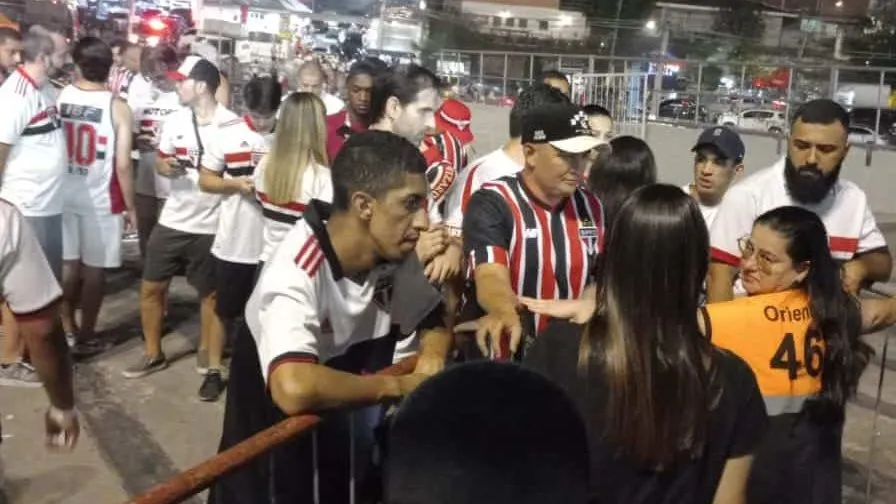 S&atilde;o Paulo x Botafogo tem confus&atilde;o por ingressos; PM usa for&ccedil;a para conter invas&atilde;o