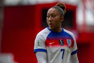 &lsquo;Uma desgra&ccedil;a&rsquo;: Reforma do futebol feminino promovida pela FA gera revolta na Inglaterra