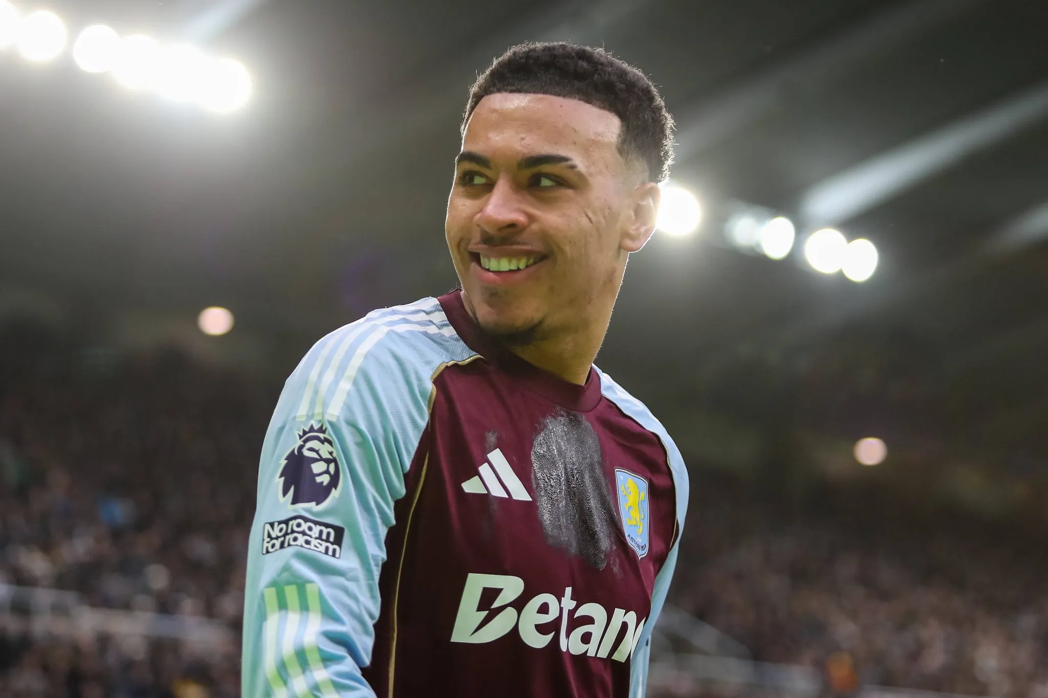 Morgan Rogers em a&ccedil;&atilde;o pelo Aston Villa