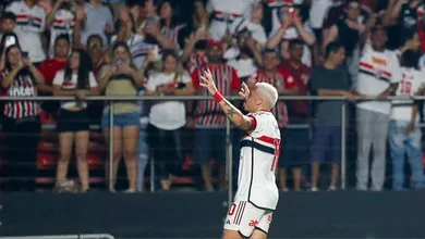 Desinteressado, Flamengo &eacute; superado pelo S&atilde;o Paulo e s&oacute; fica no G4 por (mais um) rev&eacute;s do Botafogo