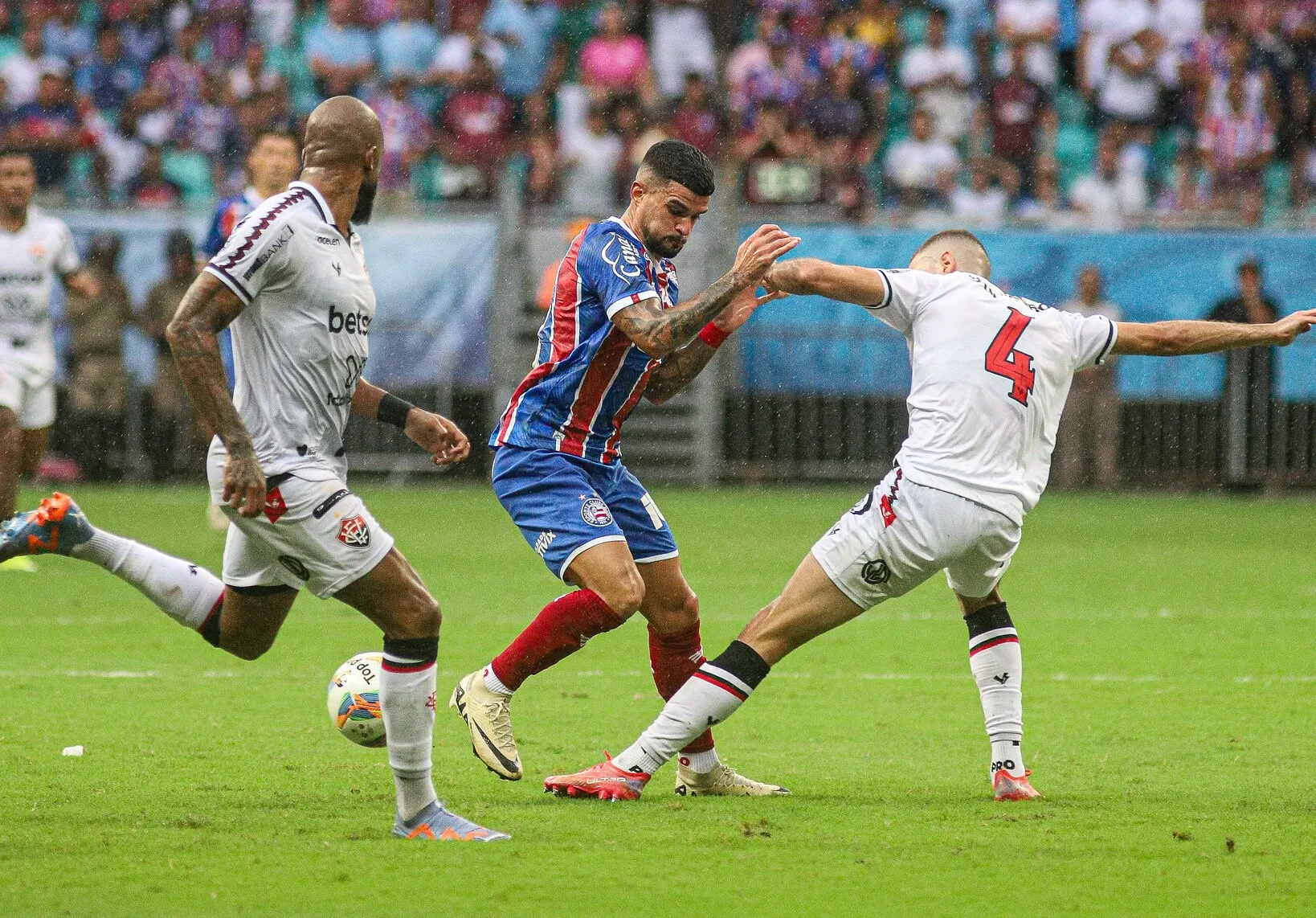 Chama o SAMU! Vit&oacute;ria cala Fonte Nova e volta a ser campe&atilde;o baiano ap&oacute;s 7 anos