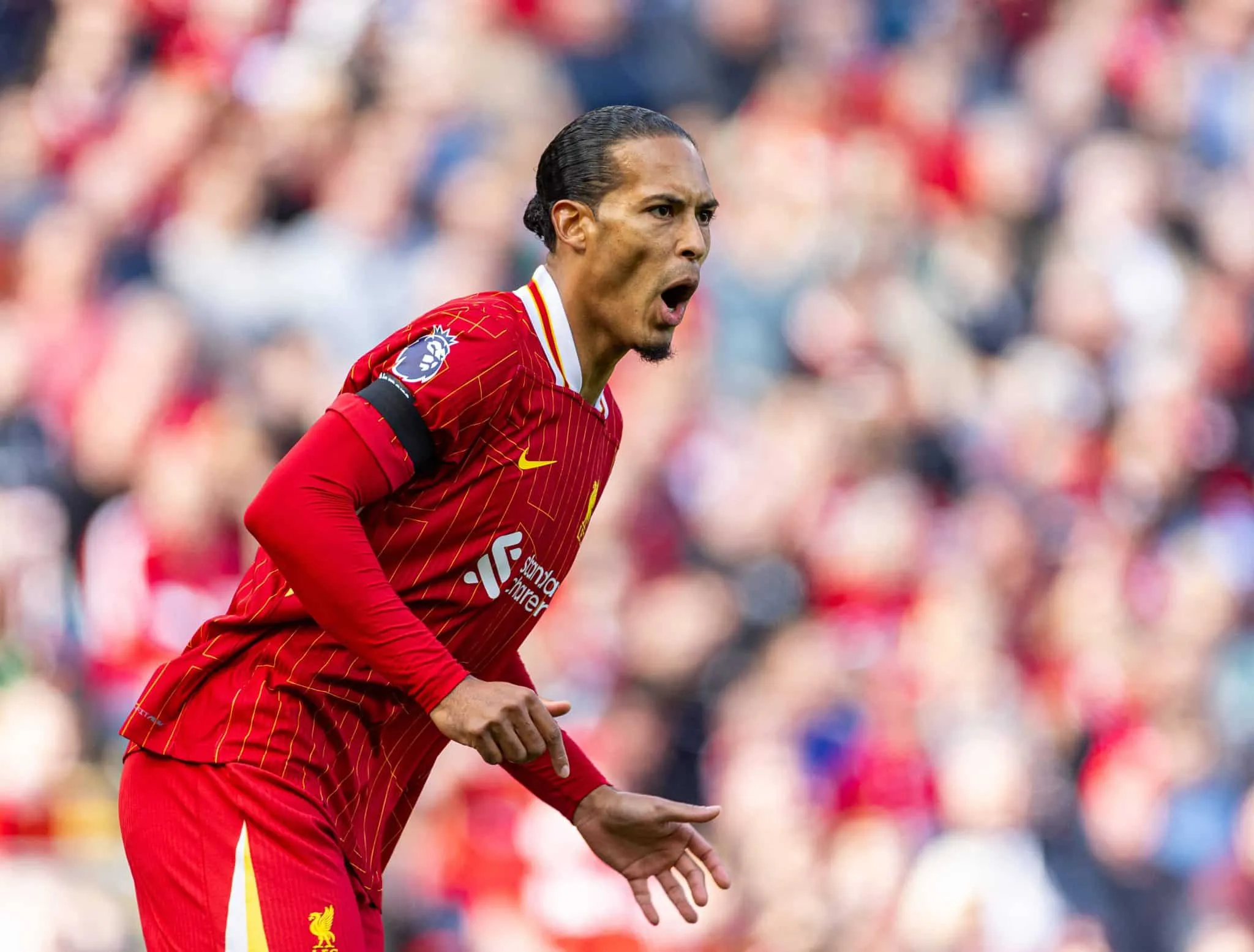 Van Dijk est&aacute; furioso com Liverpool antes da estreia na Champions League