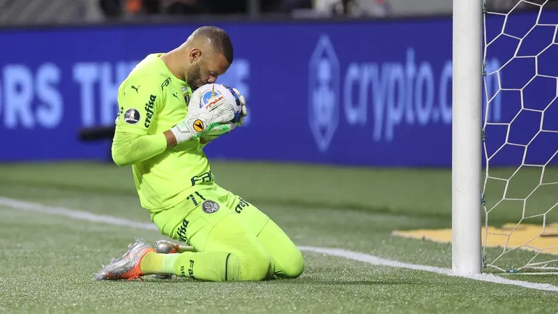 Weverton defende p&ecirc;nalti de Rubens, do Atl&eacute;tico-MG pelas quartas de final da Copa Libertadores de 202