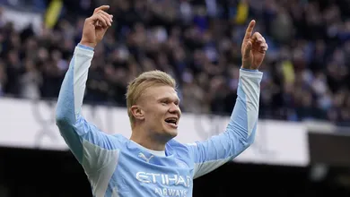 &lsquo;N&atilde;o vamos cair&rsquo;: City flerta com o perigo, mas bate  Ipswich com provoca&ccedil;&atilde;o da torcida