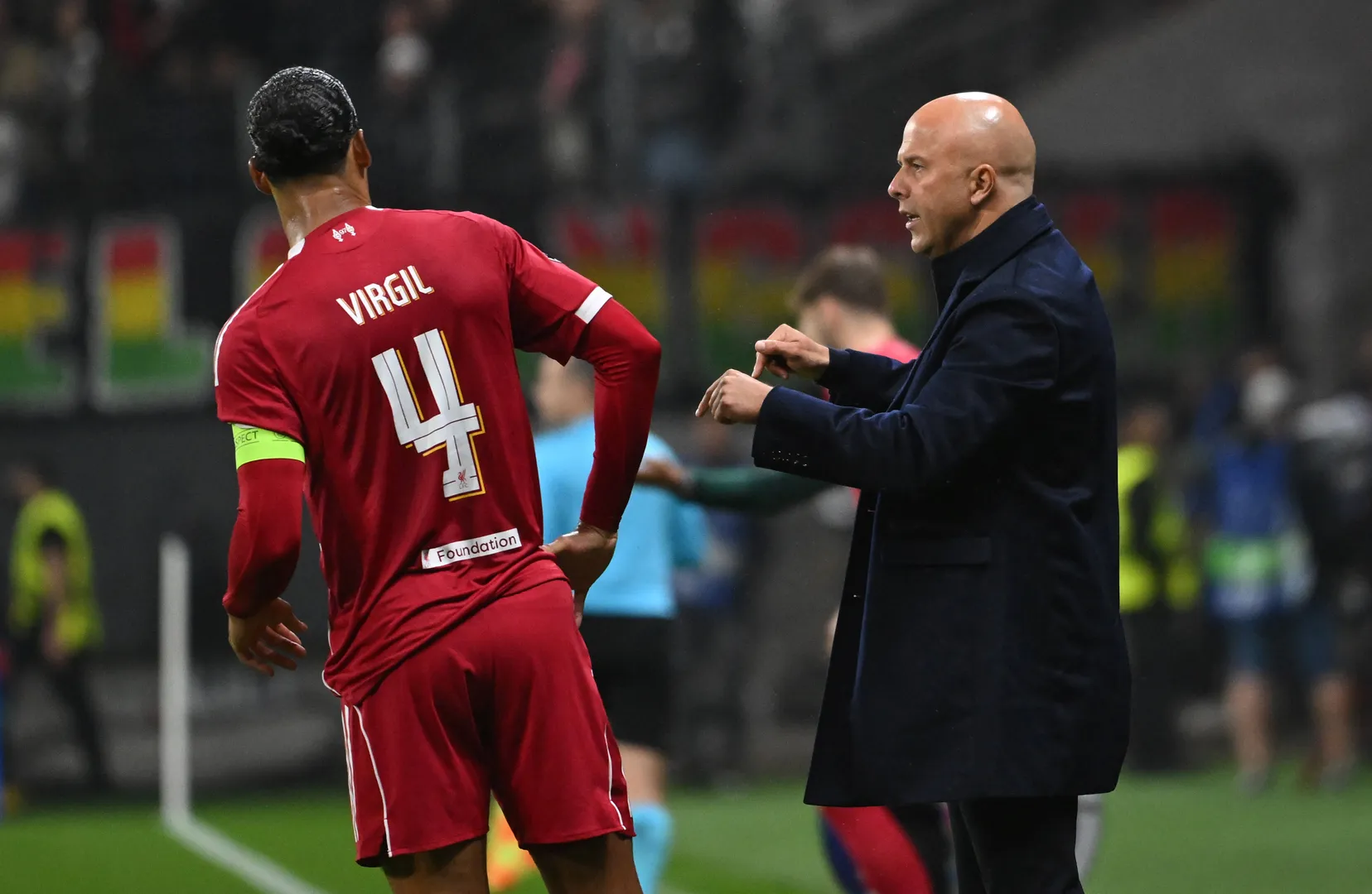 Van Dijk e Arne Slot em jogo do Liverpool
