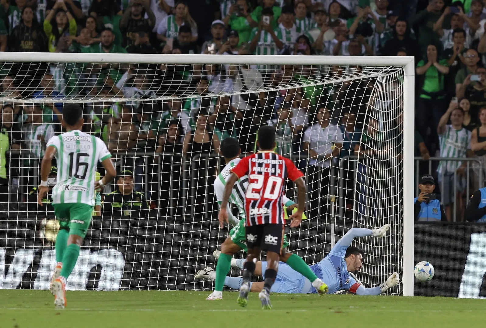 Rafael foi o her&oacute;i do empate em 0 a 0 do S&atilde;o Paulo com o Atl&eacute;tico Nacional