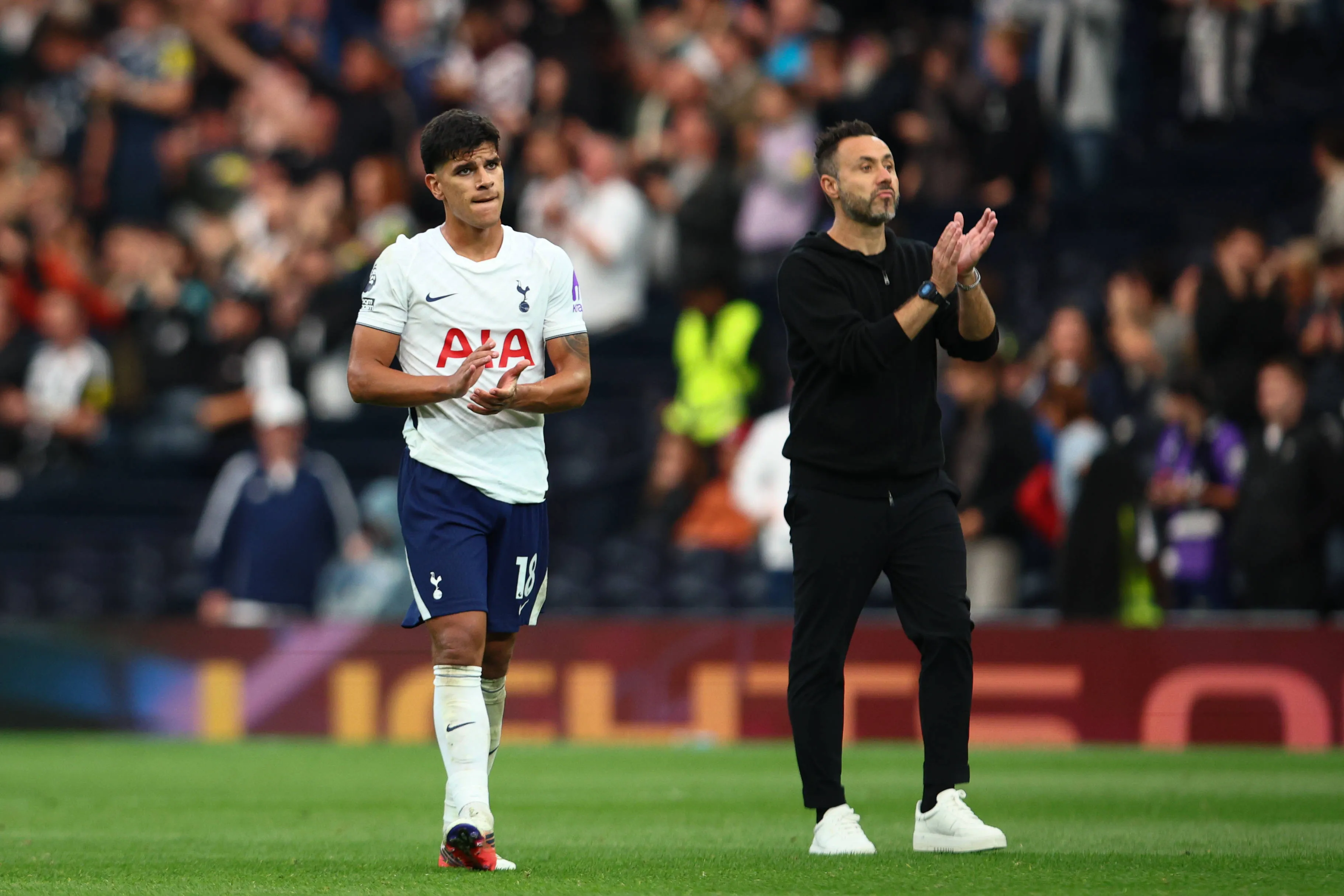 Mateus Fernandes e Roberto De Zerbi depois de jogo do Tottenham