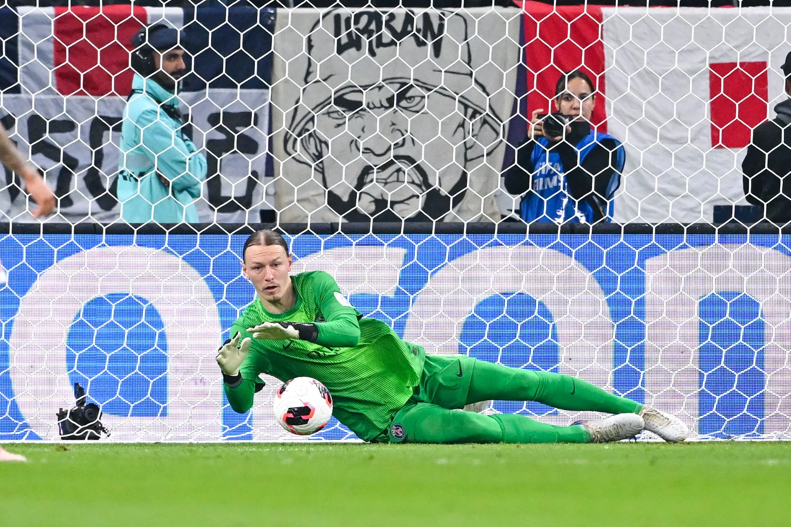 Safonov brilhou nos p&ecirc;naltis para garantir t&iacute;tulo do PSG