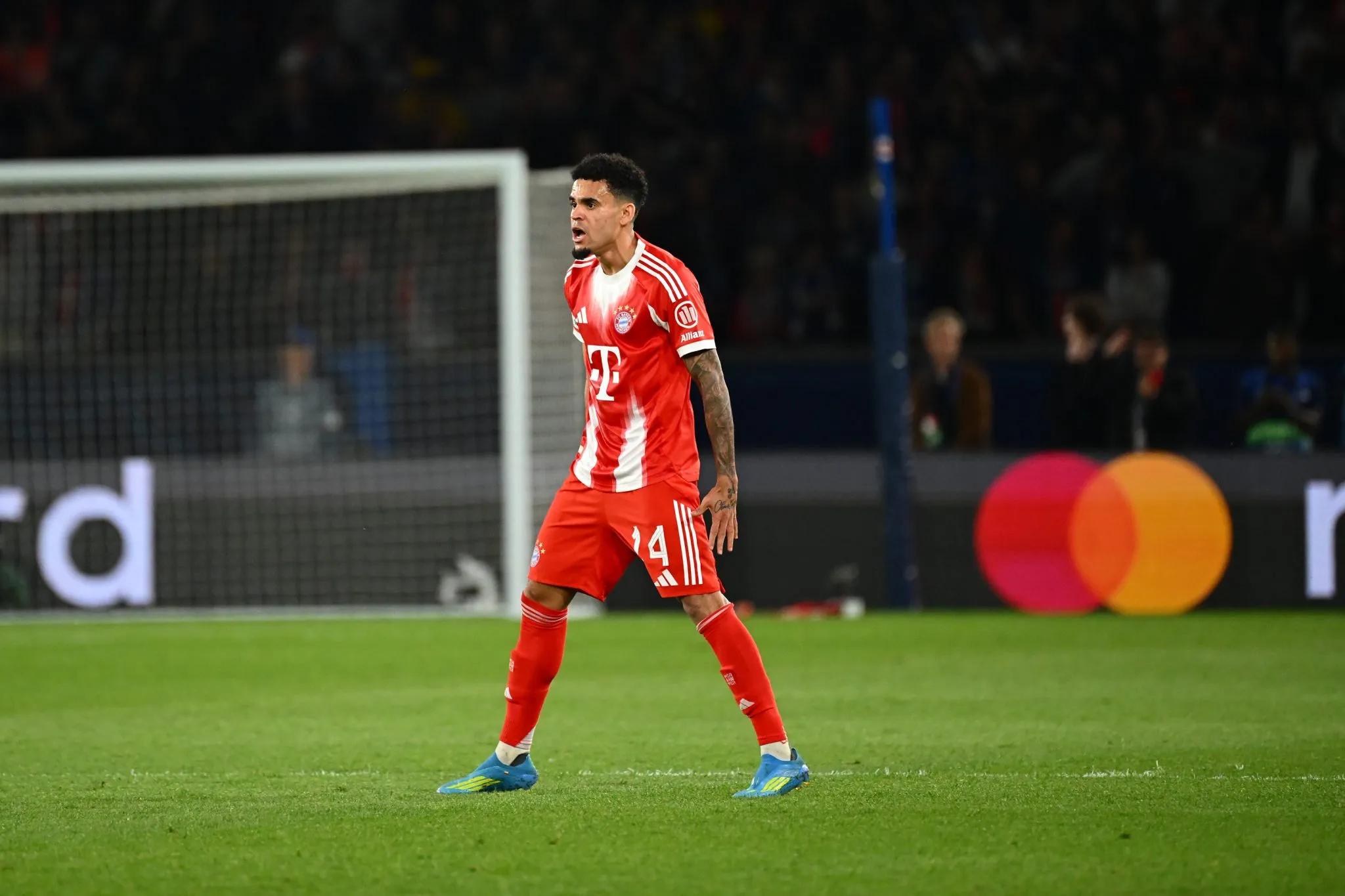 Luis D&iacute;az comemora gol do Bayern diante do PSG