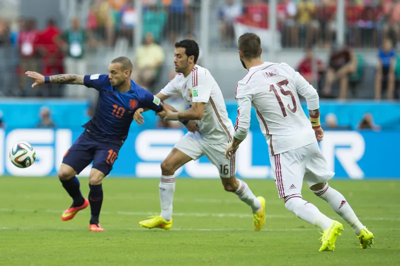Sneijder levou a melhor sobre o ex-Barcelona na primeira rodada da fase de grupos da Copa do Mundo de 2014