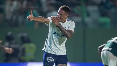 Cruzeiro perde gols, mas conta com estrela de jovem para vencer Goi&aacute;s e respirar no Brasileir&atilde;o