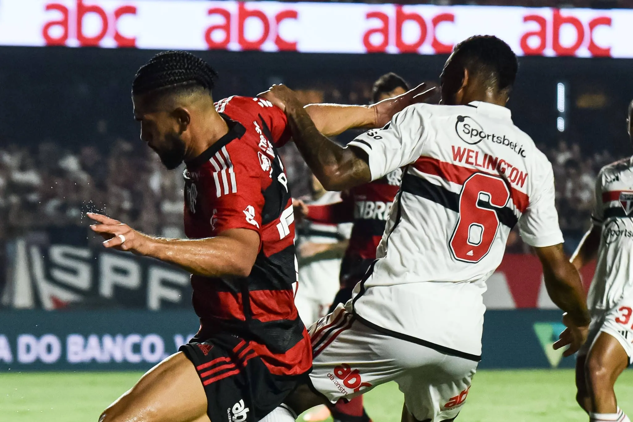A terceira &eacute; a da sorte? Corinthians tenta tirar outro jogador do Flamengo: vai, finalmente, conseguir?