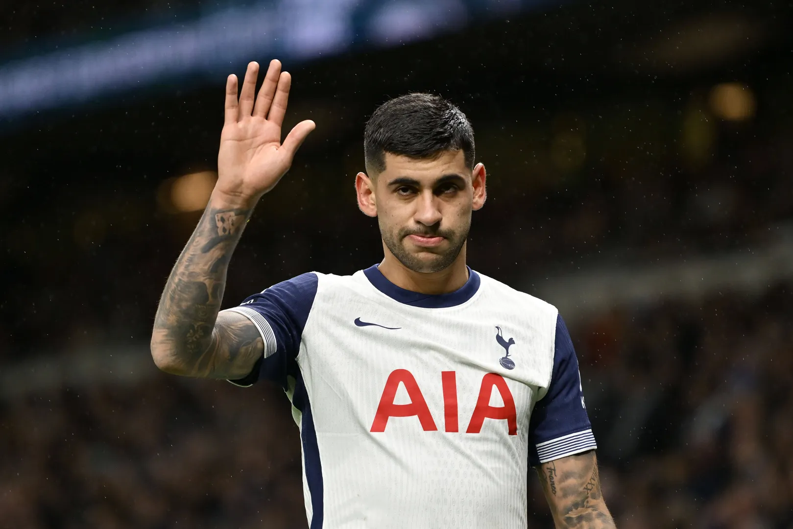 Cristian Romero acena para torcida do Tottenham