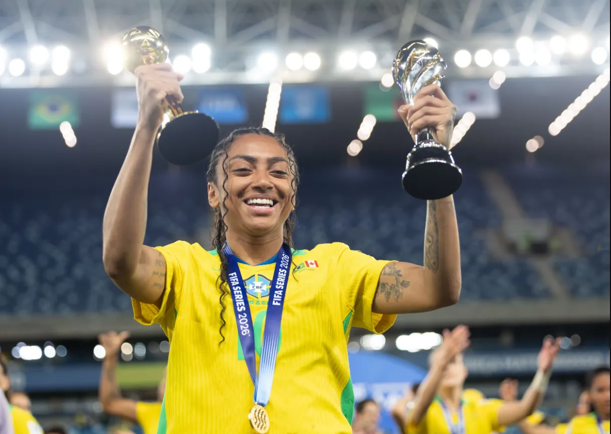 Kerolin celebra conquista do Fifa Series e com o pr&ecirc;mio de melhor jogadora da competi&ccedil;&atilde;o (Foto:  L&iacute;via Villas Boas/CBF)