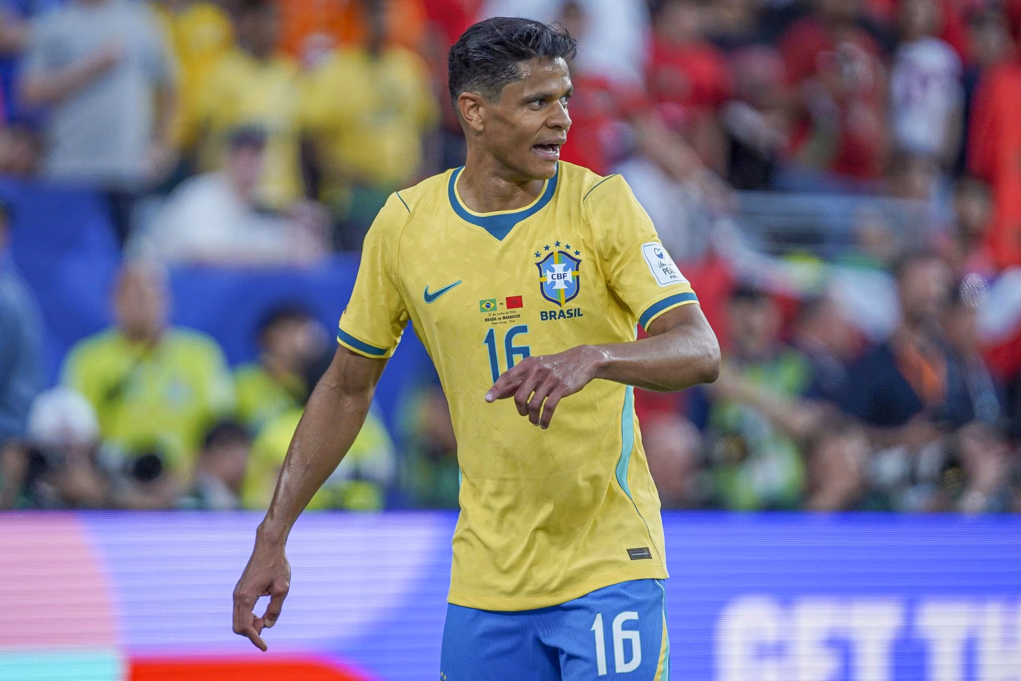 Douglas Santos em jogo da sele&ccedil;&atilde;o brasileira na Copa do Mundo