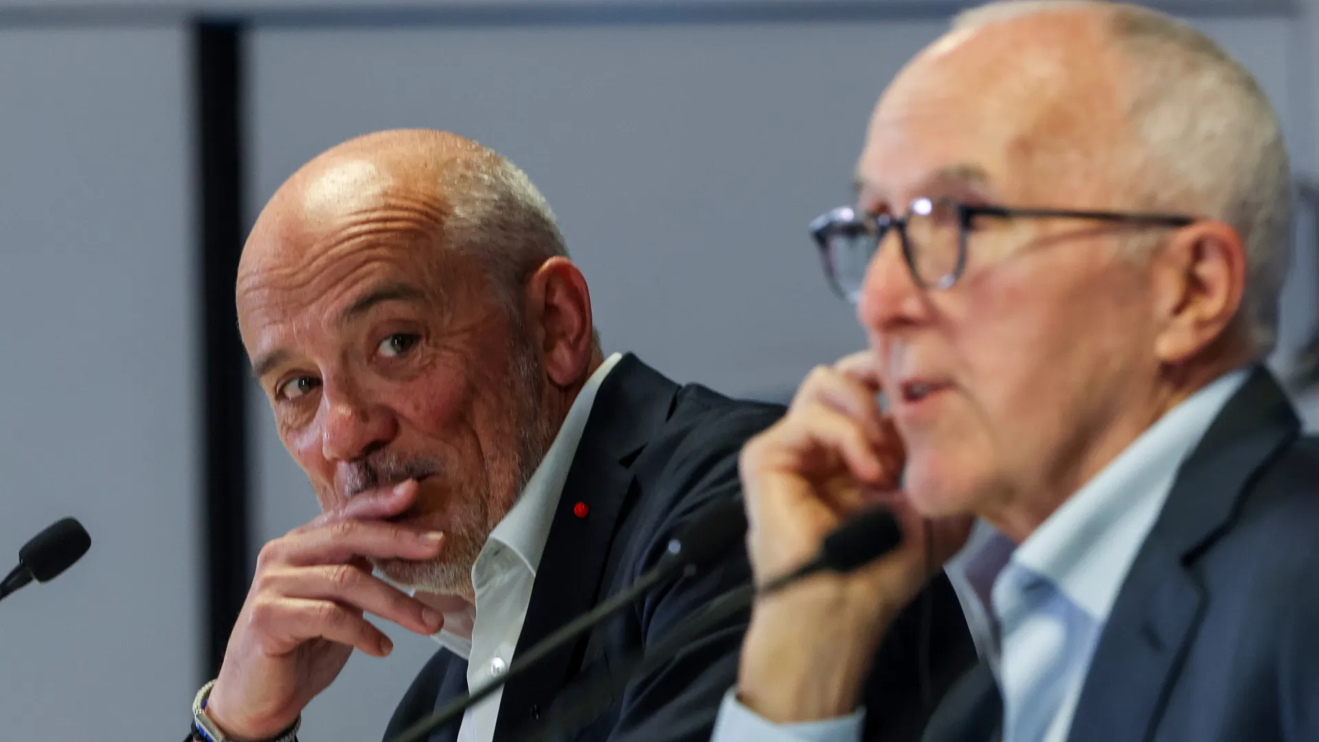 Frank McCourt, propriet&aacute;rio do Olympique de Marseille, e St&eacute;phane Richard, novo presidente do clube, durante a coletiva de imprensa no Orange V&eacute;lodrome, em Marseille, na Fran&ccedil;a, em 10 de abril de 2026.