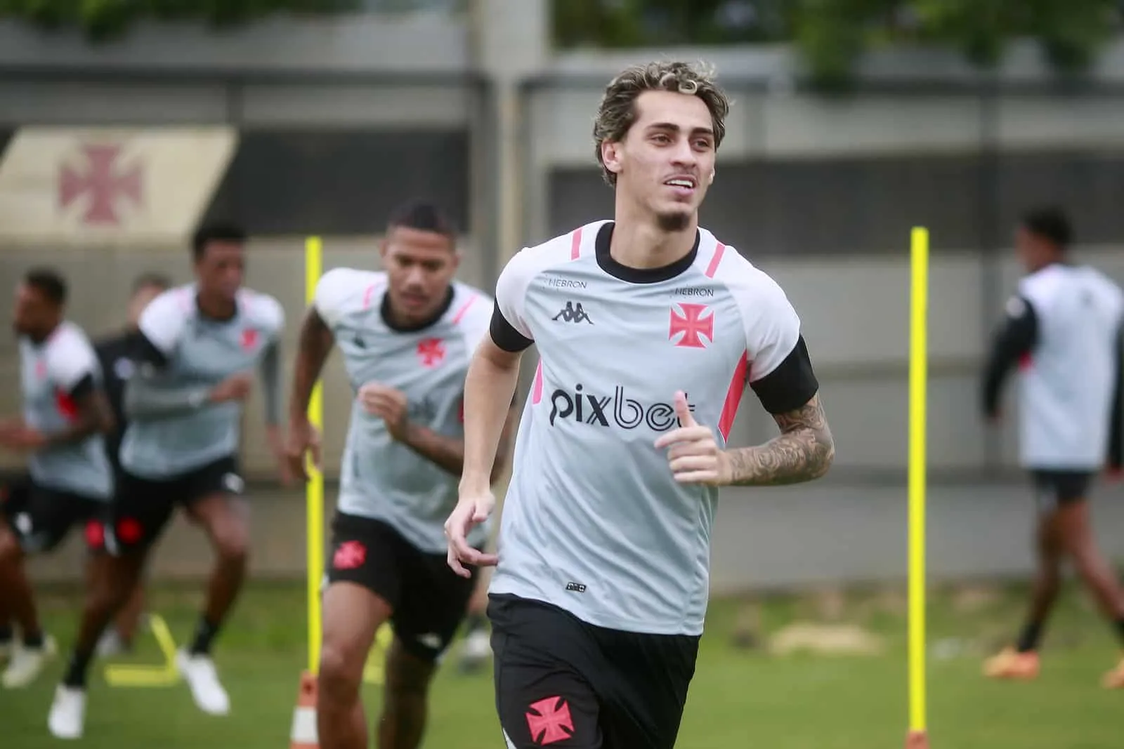 Vasco recebe proposta por Marlon Gomes e pode vender meia para clube da Premier League