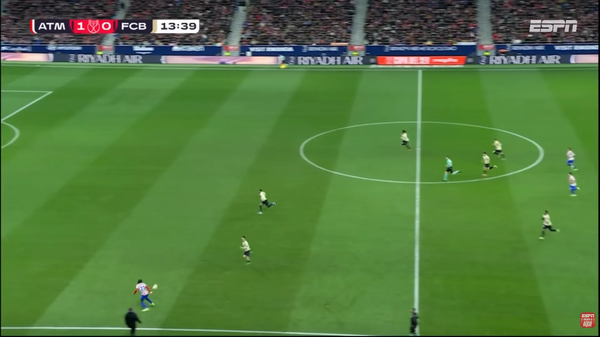 Lan&ccedil;amento na ponta esquerda inicia jogada do segundo gol do Atl&eacute;tico de Madrid em goleada sobre o Barcelona