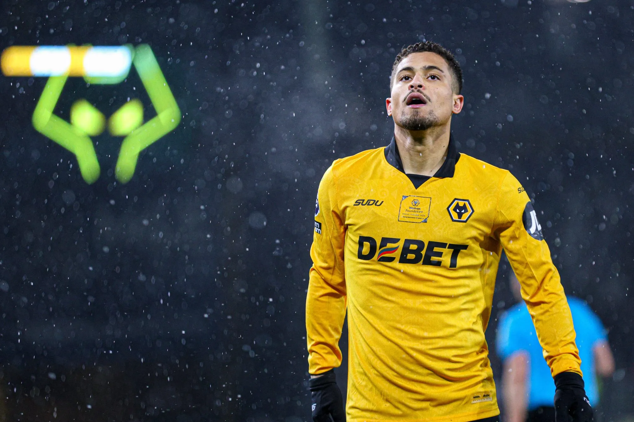 Jo&atilde;o Gomes em a&ccedil;&atilde;o pelo Wolverhampton 