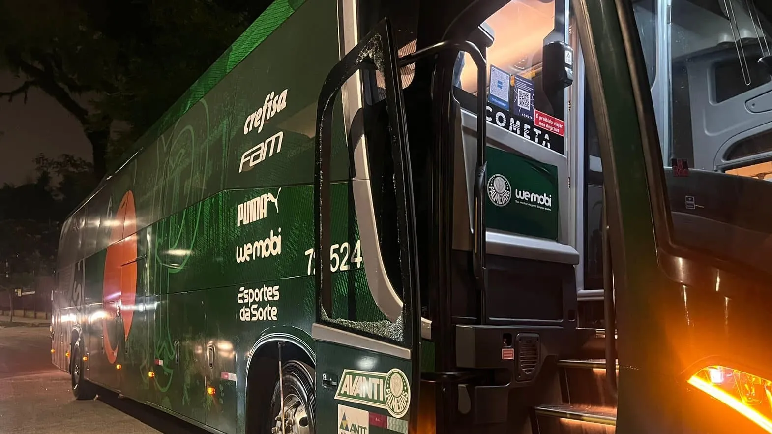 &Ocirc;nibus que levava Palmeiras feminino para premia&ccedil;&atilde;o por t&iacute;tulo &eacute; apedrejado em rodovia