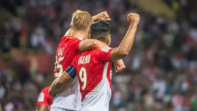 O campe&atilde;o segue no topo: Estrelado por Falcao, Monaco enfiou seis no Olympique