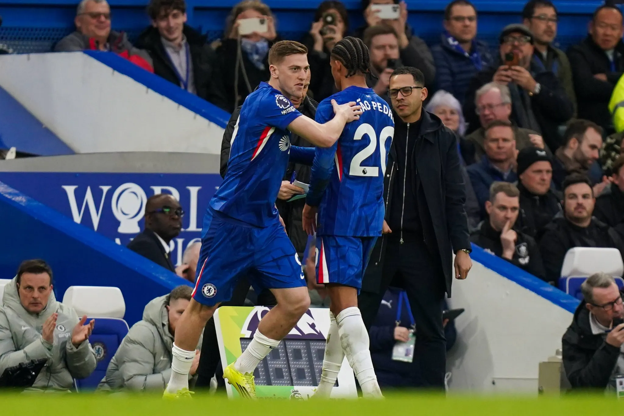 Delap entrando no lugar de Jo&atilde;o Pedro durante jogo do Chelsea
